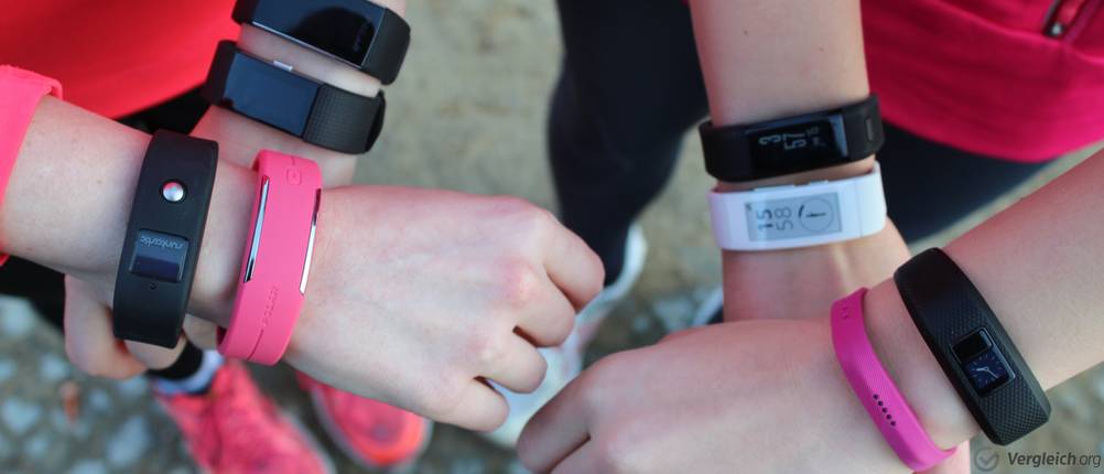 Fitness-Armband im Test: Nahaufnahme mehrerer Handgelenke mit verschiedenen Fitnessarmbändern.
