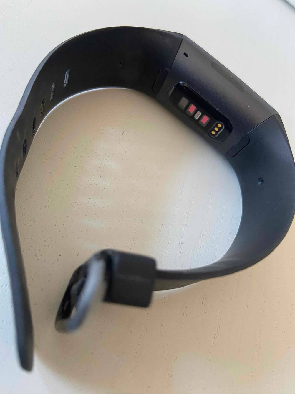 Fitness-Armband-Test: auf einem Tisch liegt ein Fitness-Armband auf der Seite