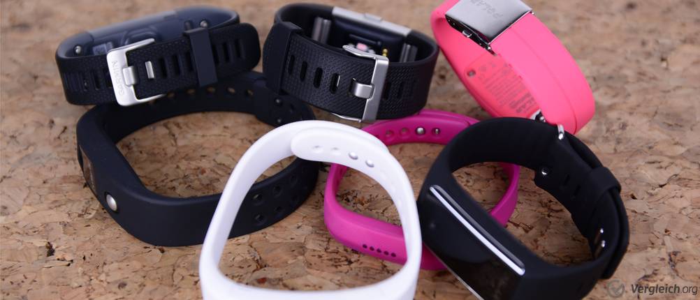 Fitness-Armband-Test: Fitness-Armbänder auf einem Haufen mit verschiedenen Verschlüssen