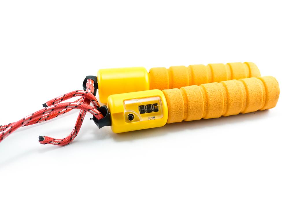 Fitness-Springseil-Test: Nahaufnahme der gelben Griffe eines Springseils.