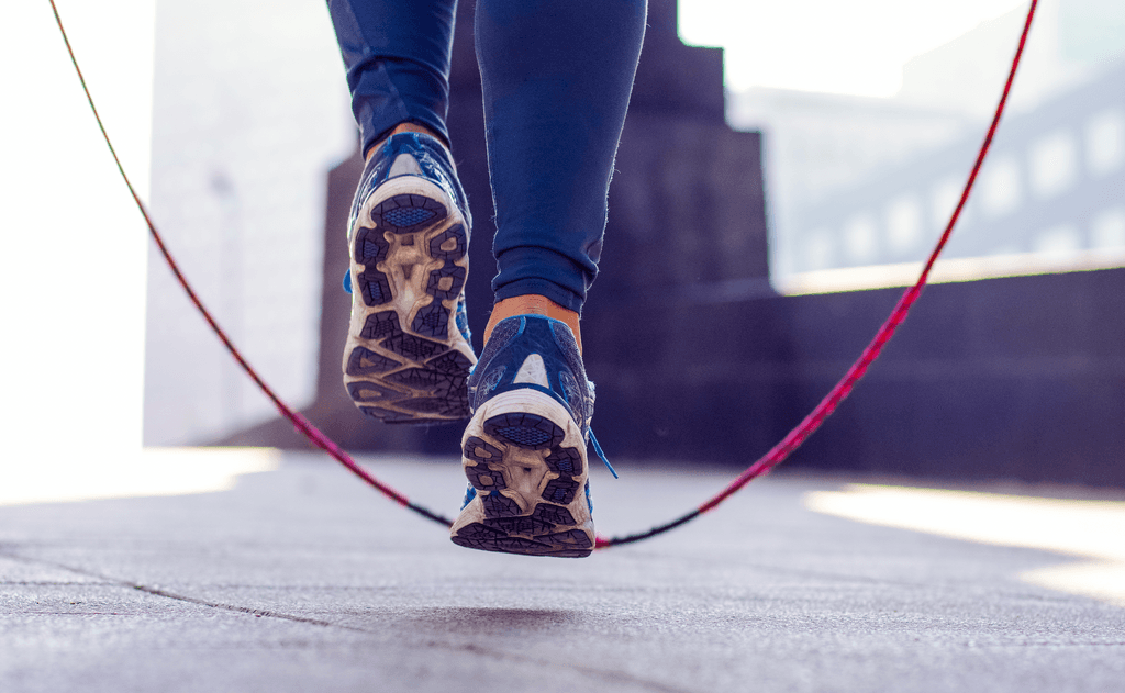Fitness-Springseil-Test: Eine Frau springt Springseil. 