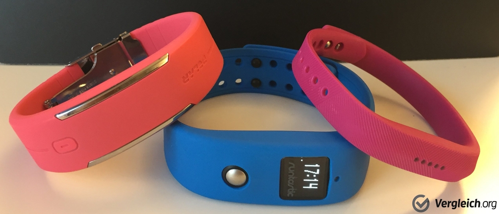Fitness-Armband-Test: verschiedene Fitness-Armbänder auf einem Tisch