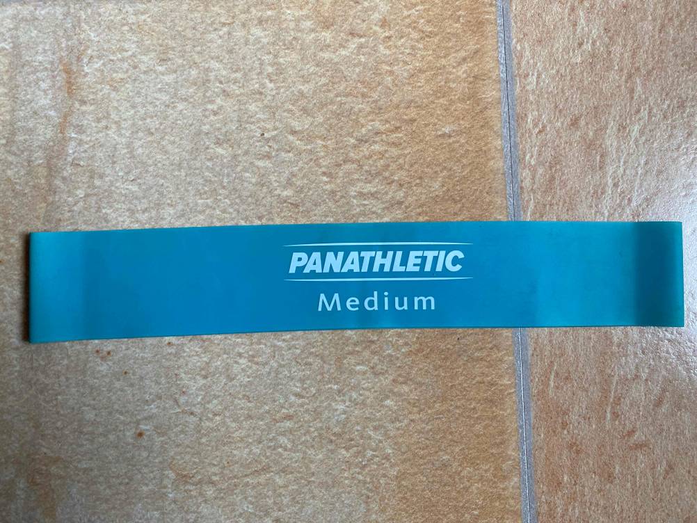 Ein getestetes Fitnessband auf dem Boden ausgelegt.