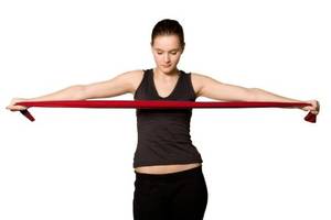 Gerade die Schultermuskulatur kann mit einem Fitnessband gezielt trainiert werden.