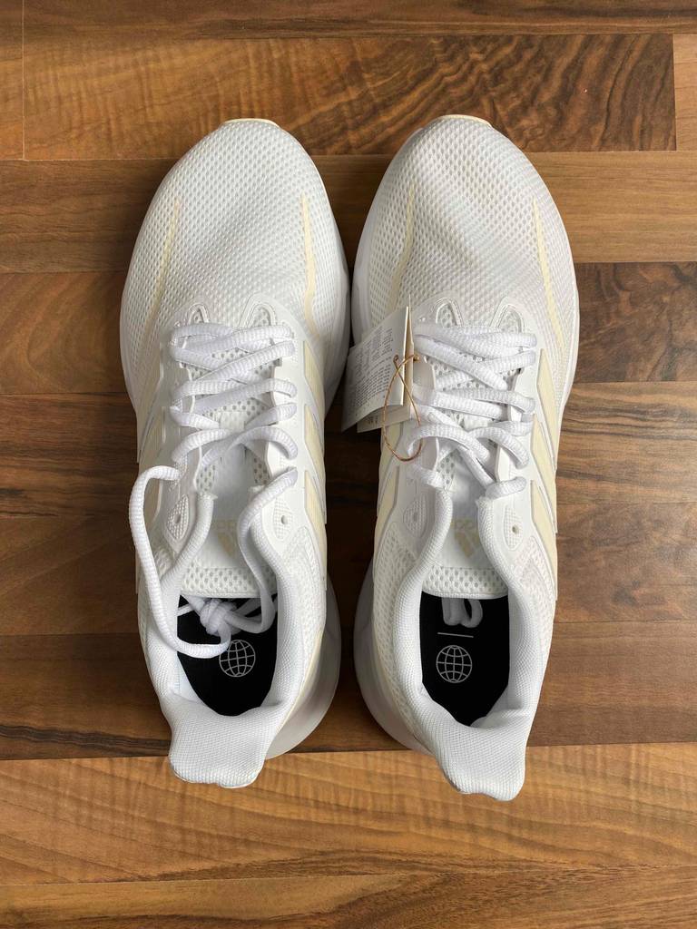 Fitnessschuh-Herren Test: weißer Fitnessschuh von oben aufgenommen
