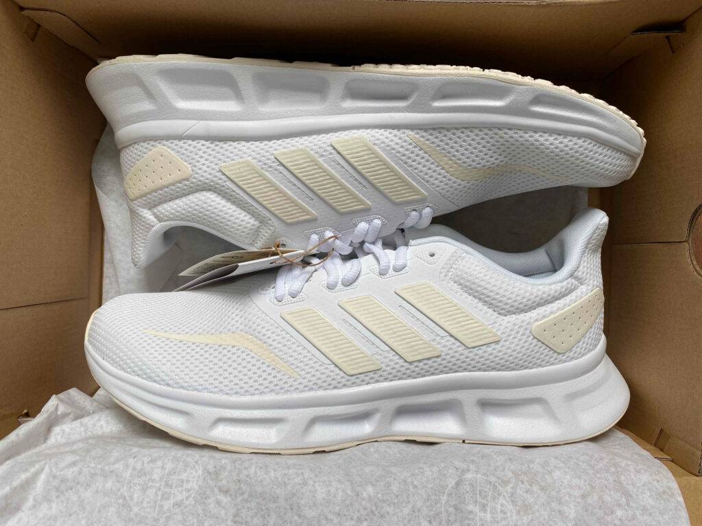 Fitnessschuh-Herren Test: weißer Fitnessschuh im Karton aufgenommen