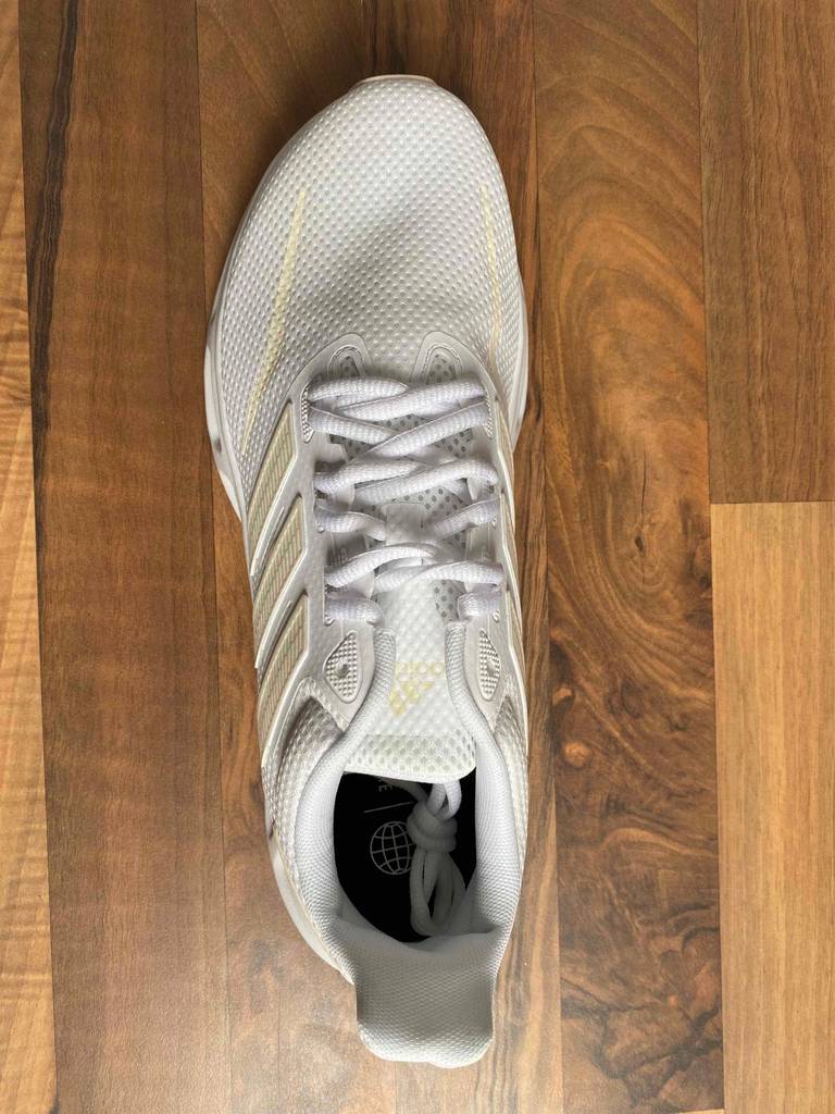 Fitnessschuh-Herren Test: weißer Fitness-Schuh von oben aufgenommen