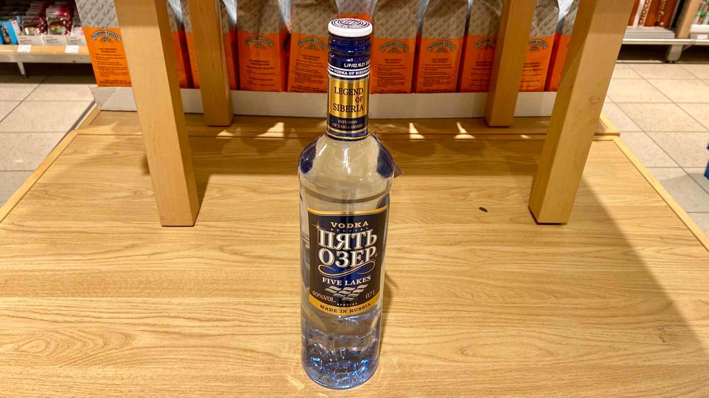 Im Test: Eine Flasche des russischen Wodkas steht vor einem Regal auf einer Holzfläche.