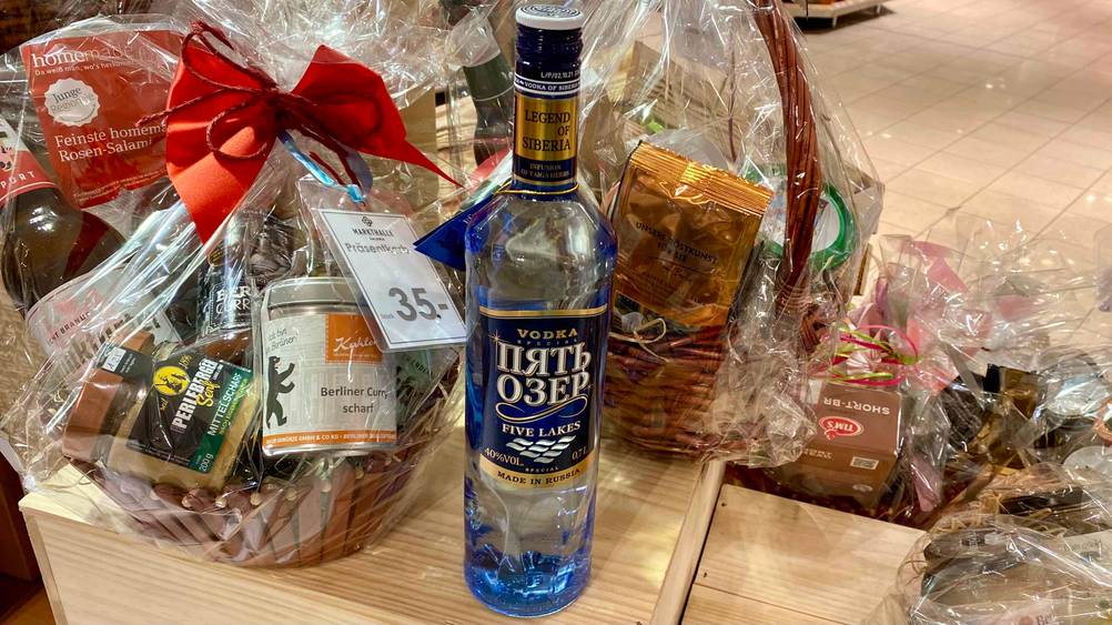 Russischer Wodka getestet: Eine Flasche des Produktes steht vor mehreren Geschenkkörben.