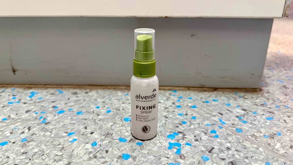 Fixing-Spray im Test: Eine Flasche steht auf dem Boden.