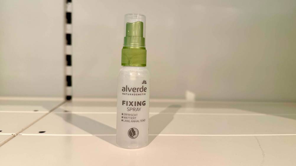 Getestet: Ein Fixing-Spray auf einem weißen Regal.