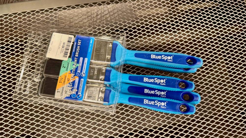 Flachpinsel getestet: Ein Set liegt auf einem Gitter.