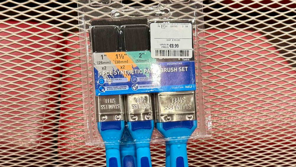 Flachpinsel getestet: Nahaufnahme der Informationen auf der transparenten Verpackung.