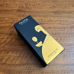 Der Karton vom Flairosol-Olivia-Olivenöl-Sprüher liegt auf einem Tisch