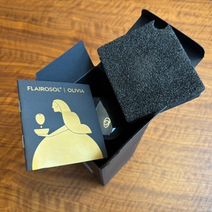 Der geöffnete Karton vom Flairosol-Olivia-Olivenöl-Sprüher