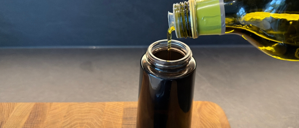 Öl wird in den Flairosol-Olivia-Olivenöl-Sprüher gefüllt