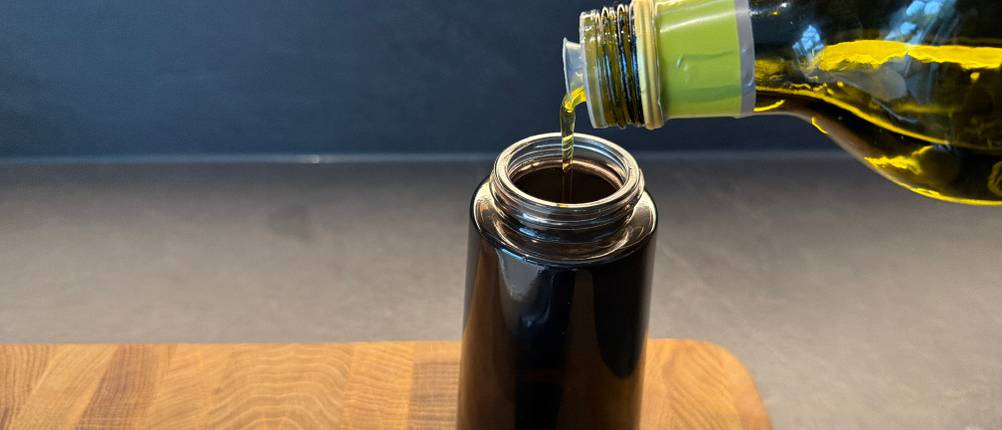 Öl wird in den Flairosol-Olivia-Olivenöl-Sprüher gefüllt