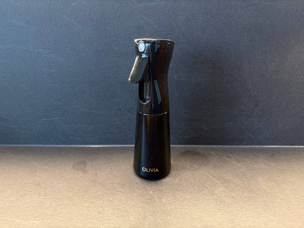 Der Flairosol-Olivia-Olivenöl-Sprüher steht auf einer Küchenarbeitsplatte