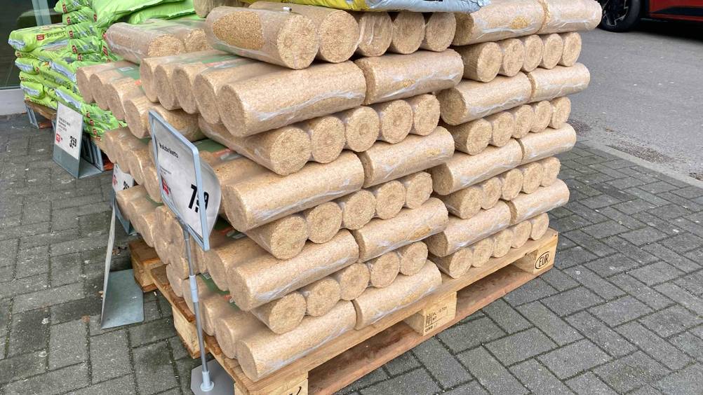 Holzbriketts im Test: Einige Holzbriketts sind aufeinander gestapelt.