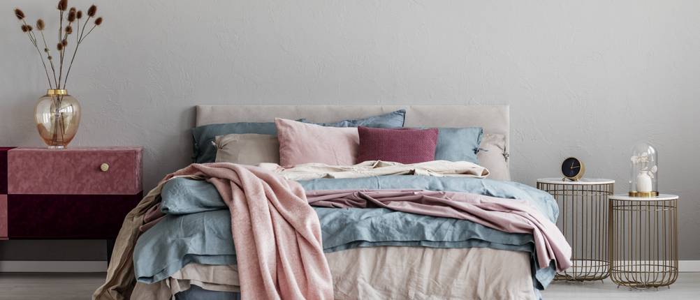 Flanell-Bettwäsche-Test: Zu sehen sind viele unterschiedlich farbige Bettwäschen auf einem Bett.