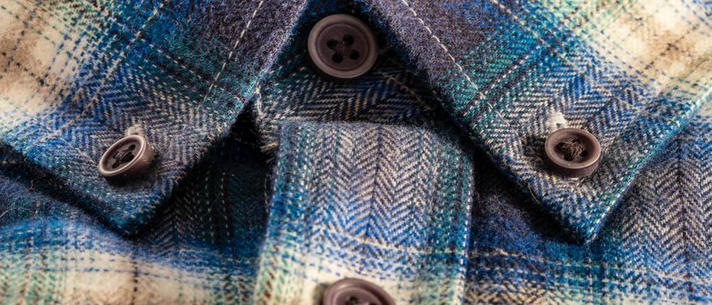 flanellhemd-test. Blau-karietes Flanellhemd mit Button-down-Kragen