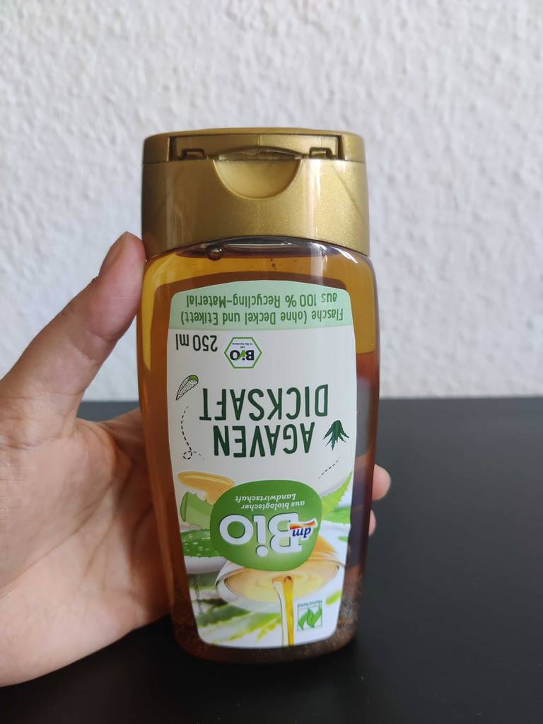 Flasche mit Agavendicksaft steht auf dem Kopf.