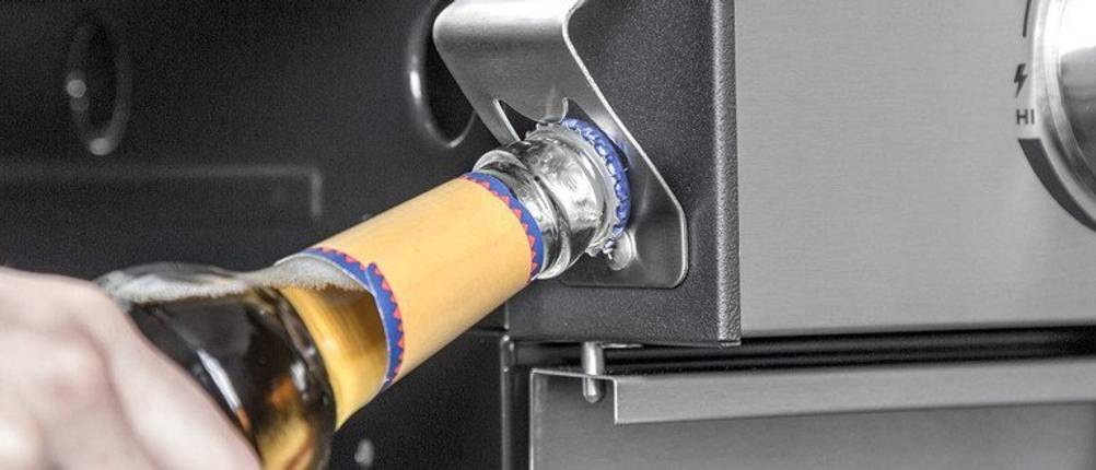 Gasgrill mit Infrarotbrenner und Flaschenöffner