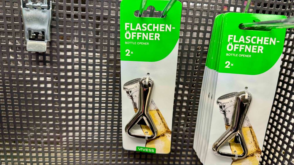 Mehrere verpackte Flaschenöffner im Test in einem Verkaufsregal hängend.