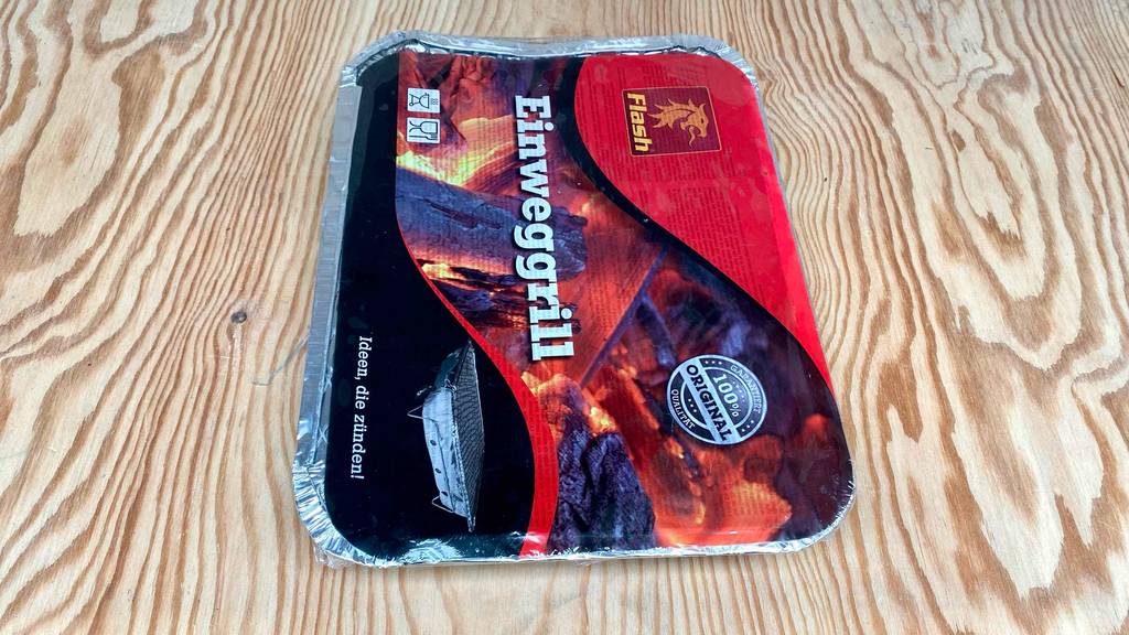 Einweggrill-Test: Produkt steht auf Holzuntergrund.