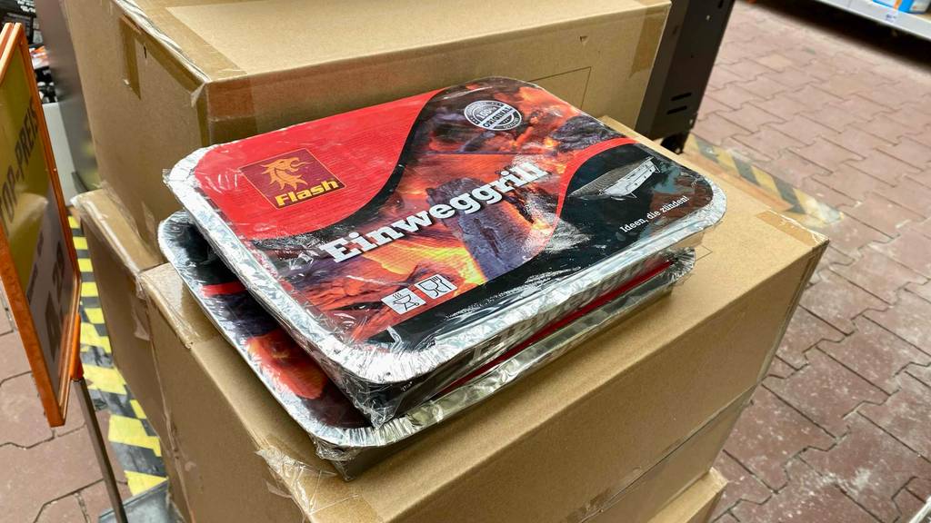 Einweggrill getestet: Verpacktes Grill steht auf Kartons.