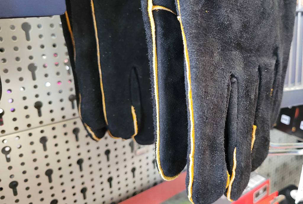 Detailansicht der Finger von getesteten Grillhandschuhen.