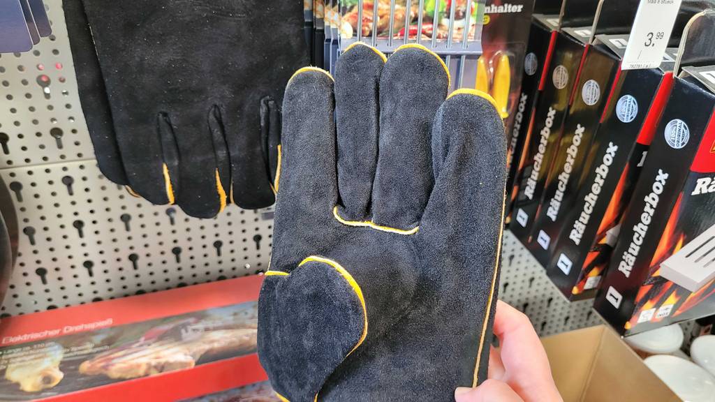 Grillhandschuhe im Test: Eine Hand zeigt die Innenseite eines Grillhandschuhs.