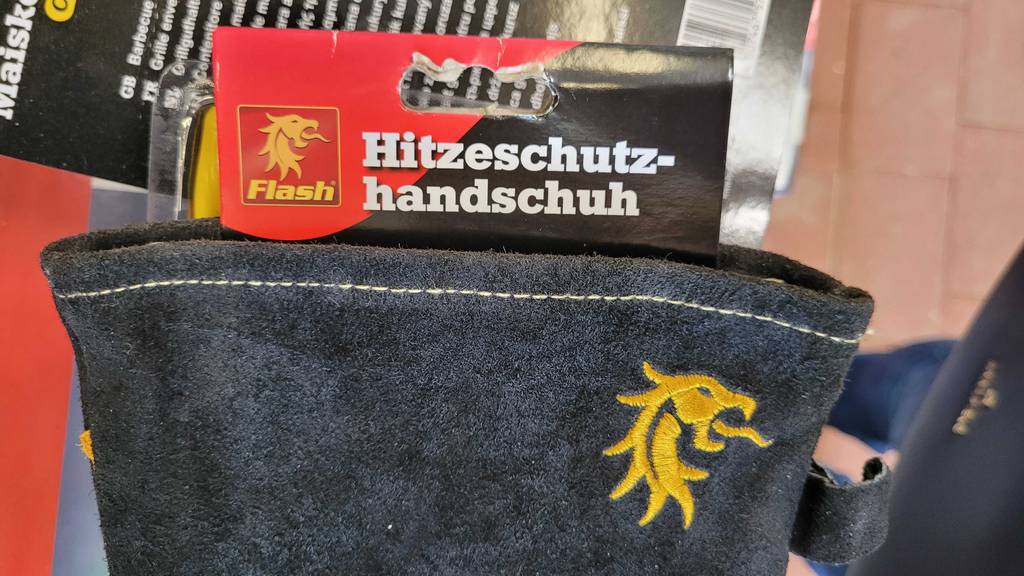 Auf einem getesteten Grillhandschuh ist das Logo der Marke eingestickt.
