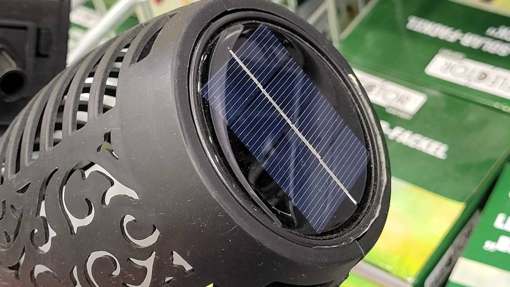 Eine graue getestete Solar-Fackel über einem Verkaufskorb.