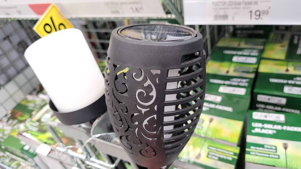 Getestet: Solar-Fackeln vor einem Verkaufsregal.