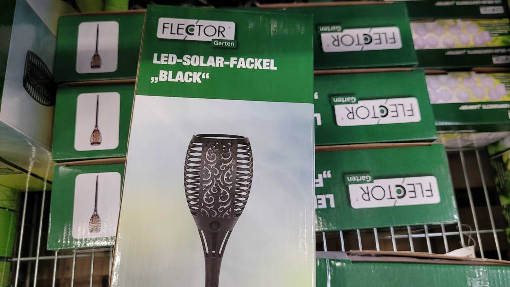 Solar-Fackel-Test: Eine Fackel mit Flammeneffekt liegt eingepackt in der Originalverpackung in einem Geschäft.
