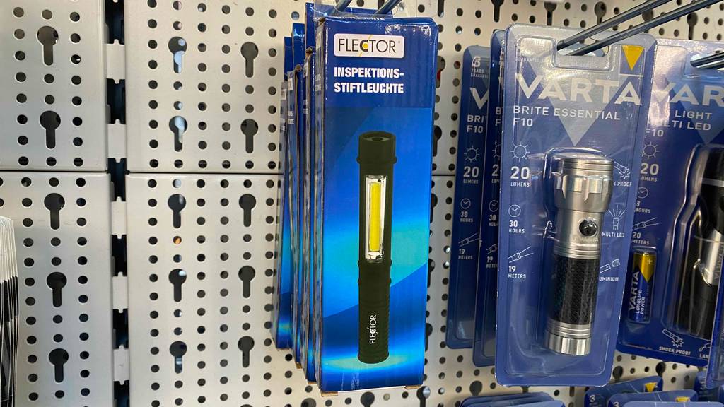 Stiftlampe im Test: mehrere Verpackungen hängen hintereinander in einem Regal.