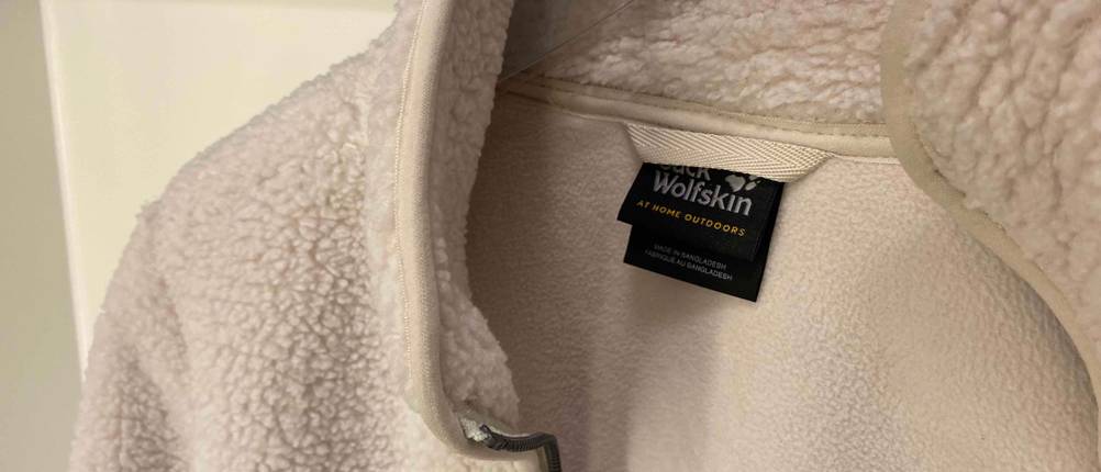 Fleecejacke für Damen getestet: Nahaufnahme des Labels im Nacken der Jacke.