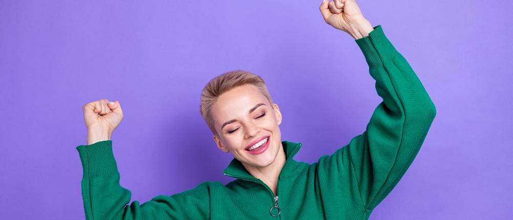 fleecejacke-damen-Test: Ansicht einer lachenden Frau in Fleecejacke