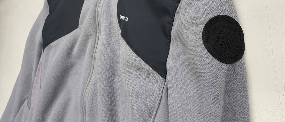 Fleecejacke für Herren im Test: Graue Fleecejacke mit Seitentaschen.