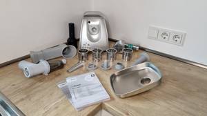 Bosch MFW68660 Fleischwolf in allen Einzelteilen aufgestellt.
