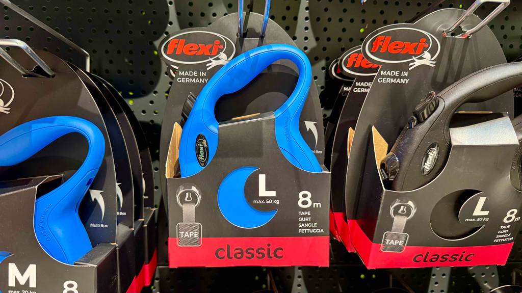 Flexi-Leine für große Hunde im Test: Mehrere Leinen in verschiedenen Farben hängen in einem Regal.