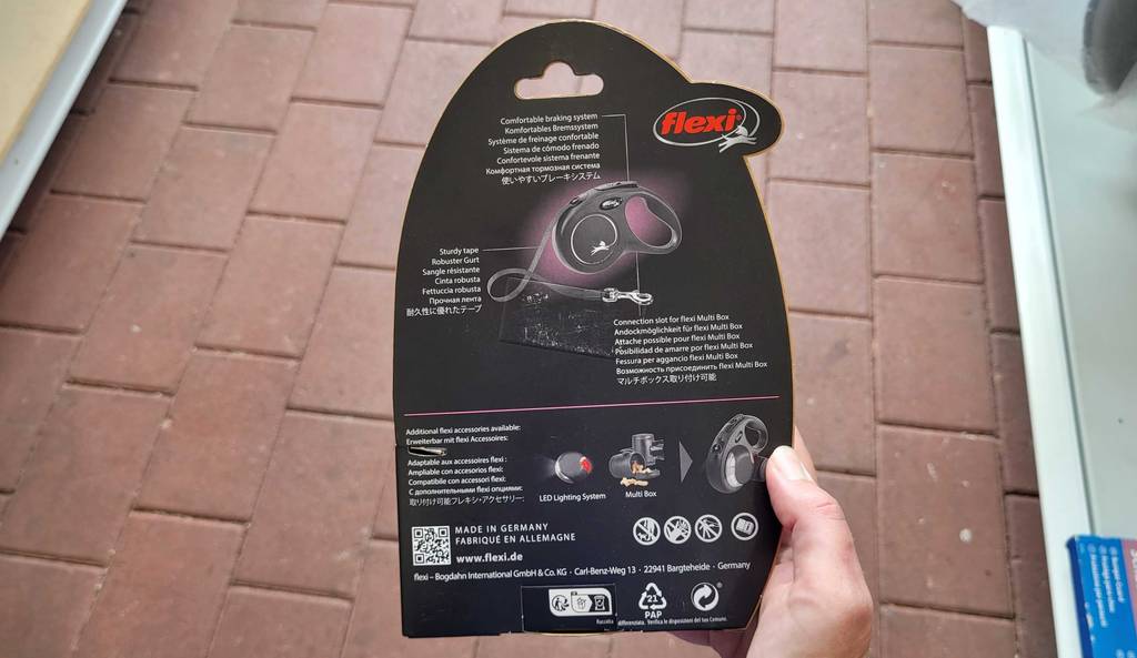 Flexi Leine im Test: Ansicht auf die hintere Produktbeschreibung auf einer Verpackung inklusive Hundeleine.