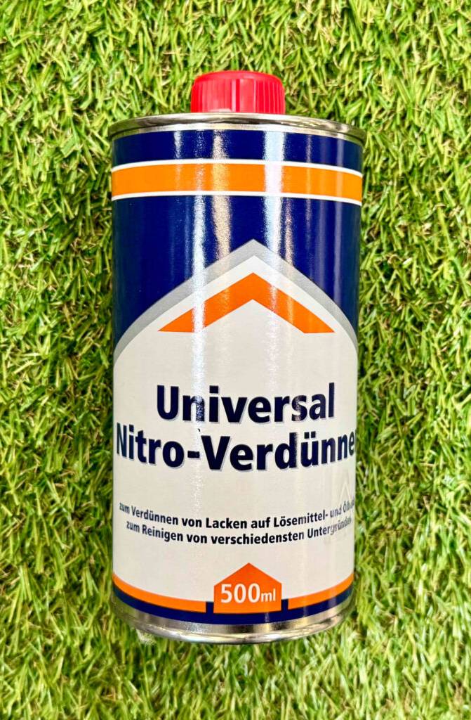 Die getestete Nitro-Verdünnung in der 500-ml-Dose liegt auf einem grünen Kunstrasen.