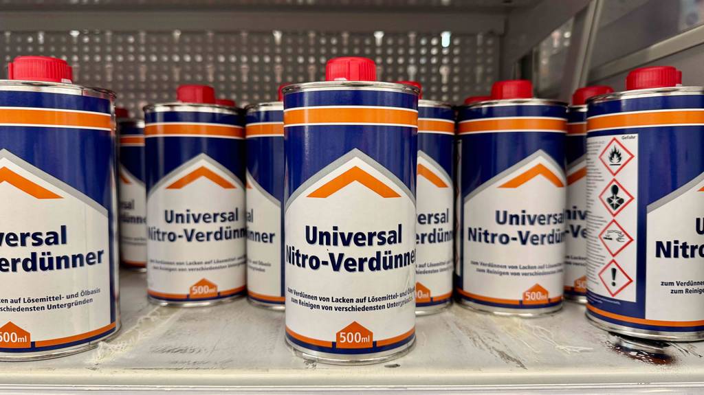 Die getestete Nitro-Verdünnung in der 500-ml-Dose steht neben anderen Dosen ihrer Art auf einem Verkaufsregal.