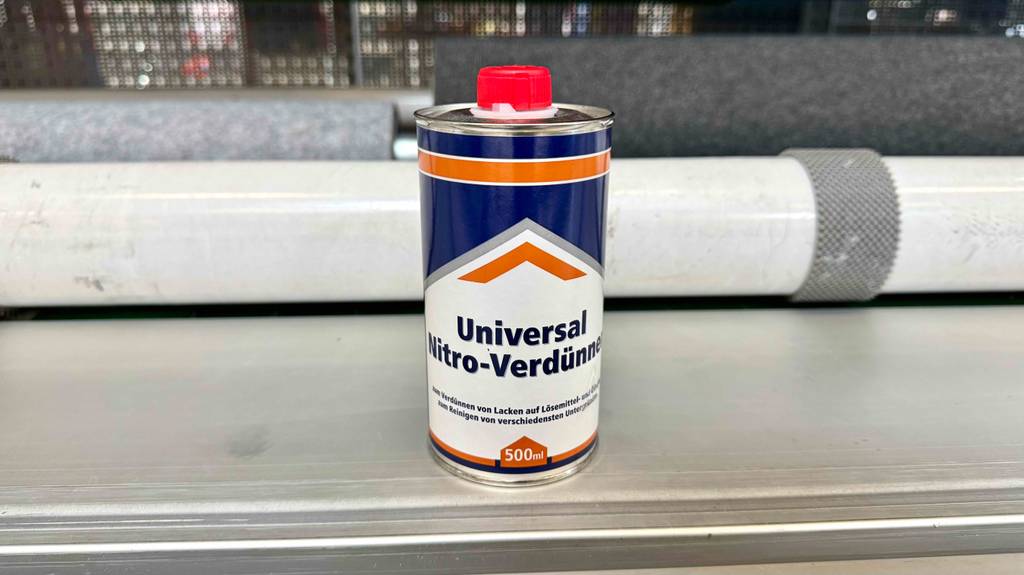 Die Nitro-Verdünnung im Test innerhalb der 500-ml-Dose steht auf einem Regal.