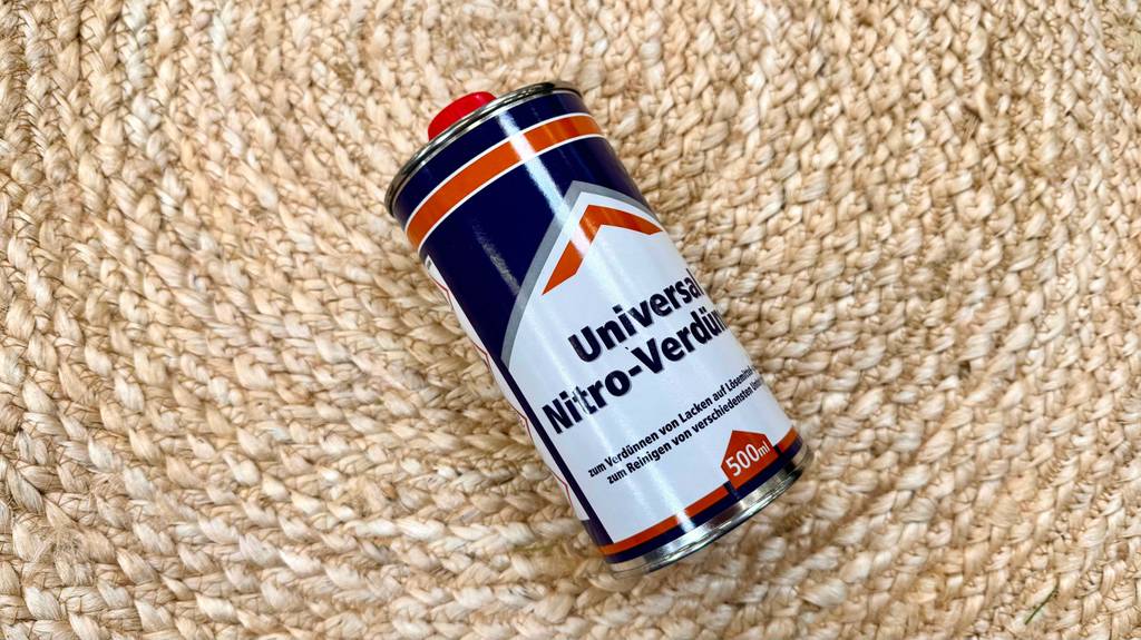Die getestete Nitro-Verdünnung in der 500-ml-Dose liegt auf einem Untersezter.