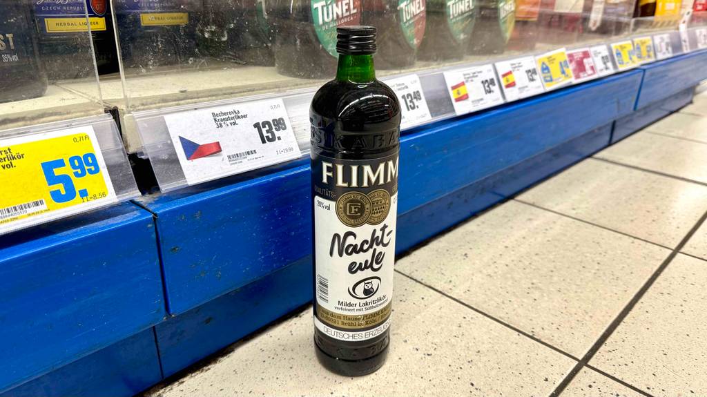 Eine Flasche mit Lakritzlikör im Test steht vor einem Verkaufsregal im Supermarkt.