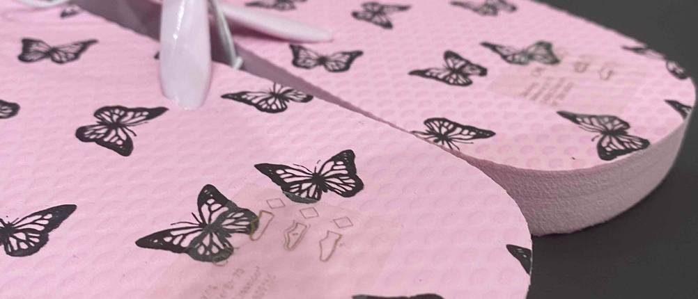 Flip-Flop-Damen-Test: Nahaufnahme des Fersenbereiches der Flip-Flops Damen.