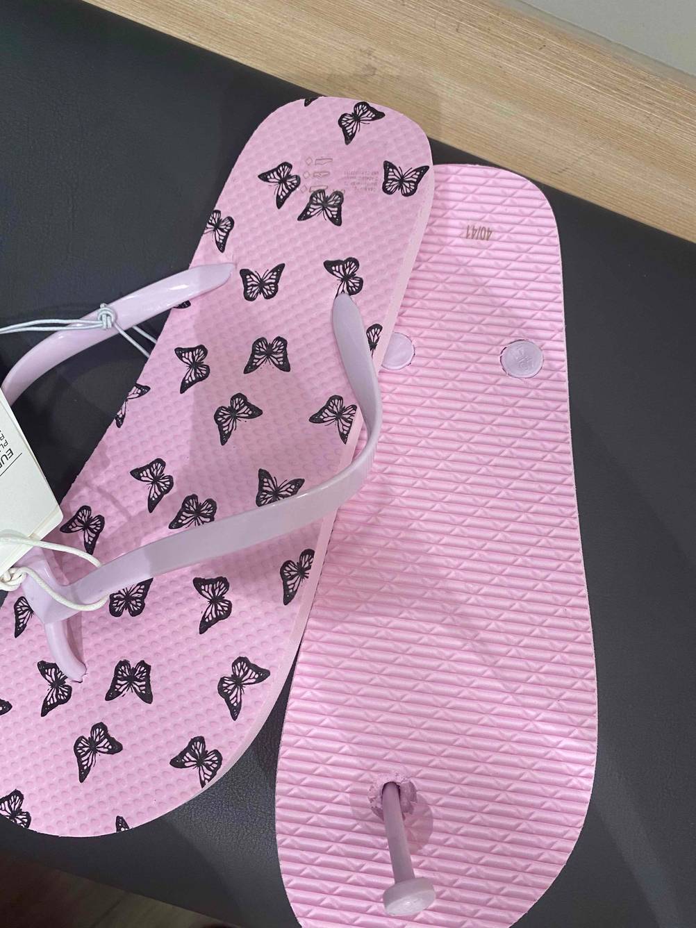 Ein Paar Flip-Flops Damen im Test ein Schuh von oben, ein Schuh mit Sohle nach oben.